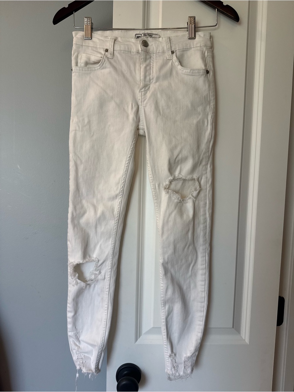 Free People White Distressed Ripped Skinny Jeans size 25